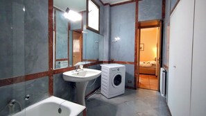 Ensemble douche/baignoire, sèche-cheveux, bidet, serviettes fournies