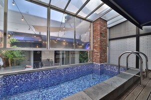 Suite Royal, piscina privada | Decoración individual, mobiliario individual, escritorio