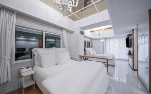 Suite royale, piscine privée | Décor unique, ameublement unique, bureau, rideaux d’obscurcissement