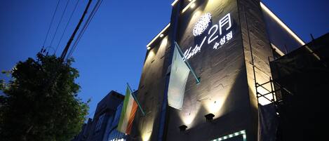 المنشأة من الخارج