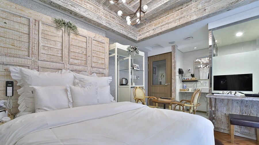 Hotel February Suseong