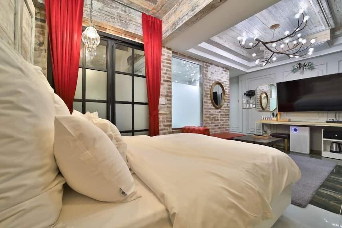 1 bedroom, individually decorated, individually furnished, desk