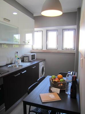 Geladeira, micro-ondas, fogão, cooktop