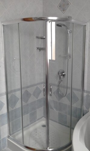 Hair dryer, towels, toilet paper - The April Maisonette (Wied il-Għajn)