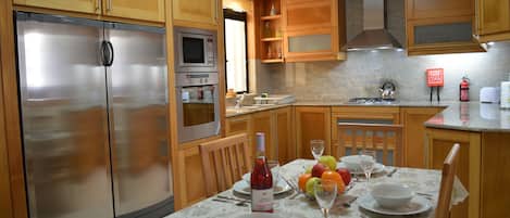 Frigorifero, forno, piano cottura, tostapane