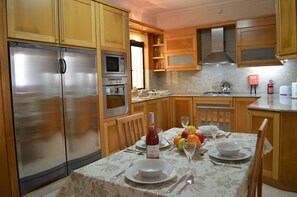 Fridge, oven, stovetop, toaster - The April Maisonette (Wied il-Għajn)