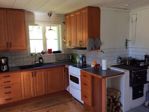 Kjøleskap, mikrobølgeovn, ovn og kaffetrakter/tekoker