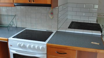 Een koelkast, een magnetron, een oven, een koffiezetapparaat/waterkoker