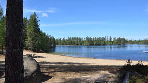 A lakeside campsite with a picnic table and a large rock. - Cottage with access to silence, only nature's own sounds. (Åmotsbruk)