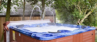 5* Barn Conversion c/w hot tub, sauna, games room, 1/4 acre enclosed games