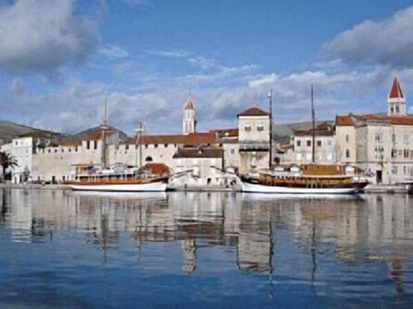 Marina - Family Friendly Apartment with pool 2 Minutes Walk From The Sea (Okrug Gornji)