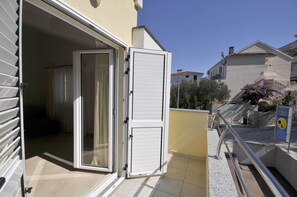 Exterior detail - Family Friendly Apartment with pool 2 Minutes Walk From The Sea (Okrug Gornji)