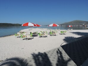 Beach nearby - Family Friendly Apartment with pool 2 Minutes Walk From The Sea (Okrug Gornji)