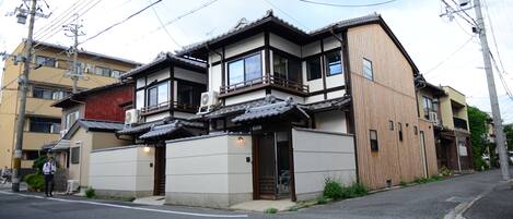 Deluxe House, 3 Bedrooms, Kitchen | Front of property