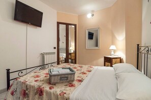 2 bedrooms, iron/ironing board, Internet, bed sheets
