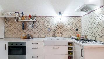 KĂŒhlschrank, Ofen, Herdplatte, Wasserkocher mit Kaffee-/Teezubehör