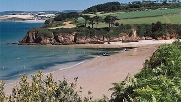 Plage à proximité, chaises longues