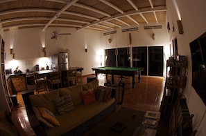 Televisión, videojuegos, reproductor de DVD y tenis de mesa