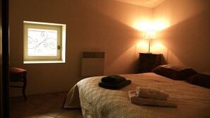 3 slaapkamers, een strijkplank/strijkijzer, reisbedje, gratis wifi