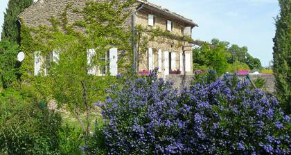 Entre Vaison et  Mont-Ventoux,  Mas provençal  à l'orée du village de Faucon