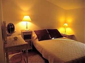 3 habitaciones, tabla de planchar con plancha y cuna de viaje 