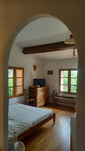 4 bedrooms, iron/ironing board, WiFi, bed sheets