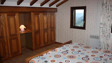 4 slaapkamers, een strijkplank/strijkijzer, reisbedje, gratis wifi