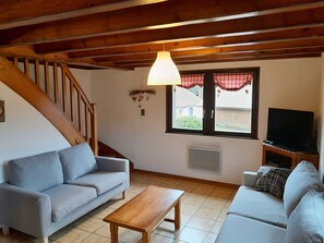 Fernseher, Kamin, Tischtennisplatte, Bücher