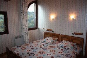 4 bedrooms, iron/ironing board, travel crib, free WiFi