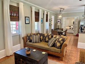 Smart-tv, een dvd-speler, boeken en een filmbibliotheek