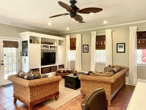 TV connectée, lecteur de DVD, livres, vidéothèque