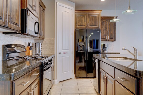 Fridge, microwave, oven, stovetop - 7th night free St George, near Zion 2 king beds, 2 pools/hot tubs, pond  (Washington)