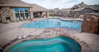 7th night free St George, near Zion 2 king beds, 2 pools/hot tubs, pond