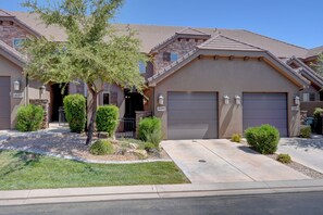 Exterior - 7th night free St George, near Zion 2 king beds, 2 pools/hot tubs, pond  (Washington)