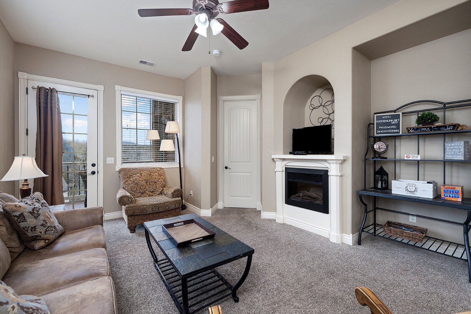 Smart-TV, peis, DVD-spiller og bøker