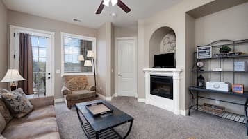 Smart-tv, een open haard, een dvd-speler en boeken