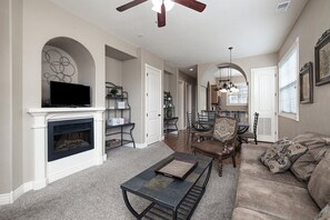 Smart TV, chimenea, reproductor de DVD y libros