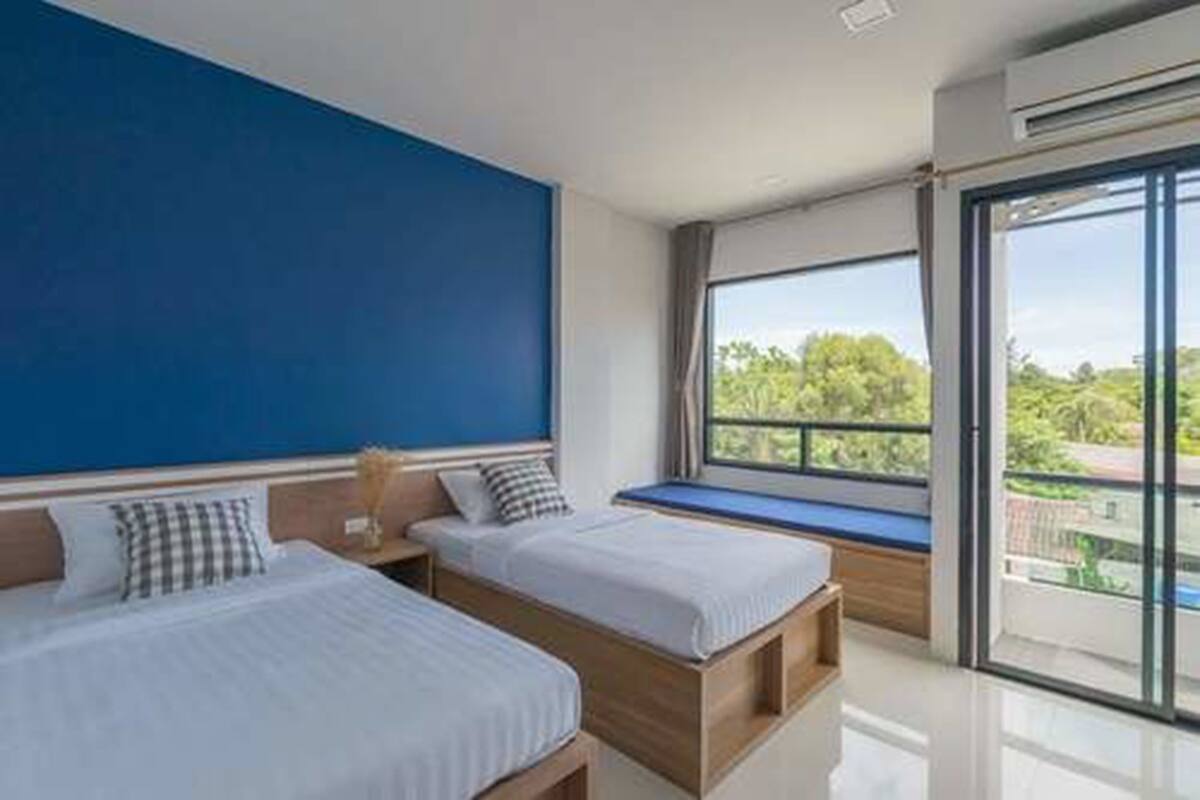 Desk, rollaway beds, free WiFi