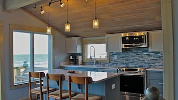 Frigorífico, microondas, horno y placa de cocina