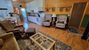 Una Smart TV, una mesa de tenis de mesa, un reproductor estéreo