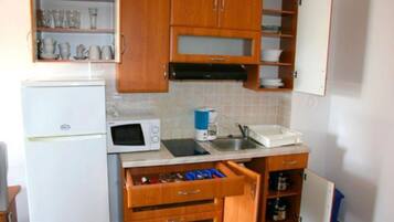 Fridge, microwave, coffee/tea maker, toaster