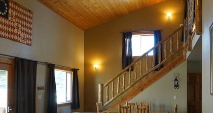 Scenic 3 Bdrm Vacation Home W/ 3 Full Baths, WiFi, Sleeps 10, Hot Tub