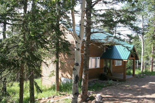 Scenic 3 Bdrm Vacation Home W/ 3 Full Baths, WiFi, Sleeps 10, Hot Tub