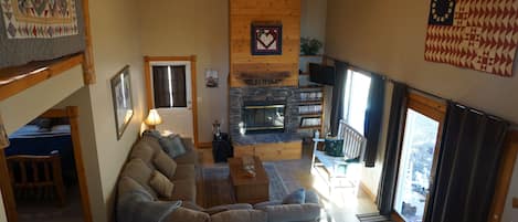 Televisión, chimenea, reproductor de DVD y videoteca