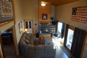 Een televisie, een open haard, een dvd-speler en een filmbibliotheek