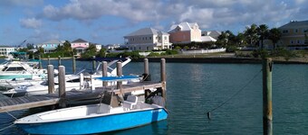 3 bedroom condo in Sandyport, family welcome