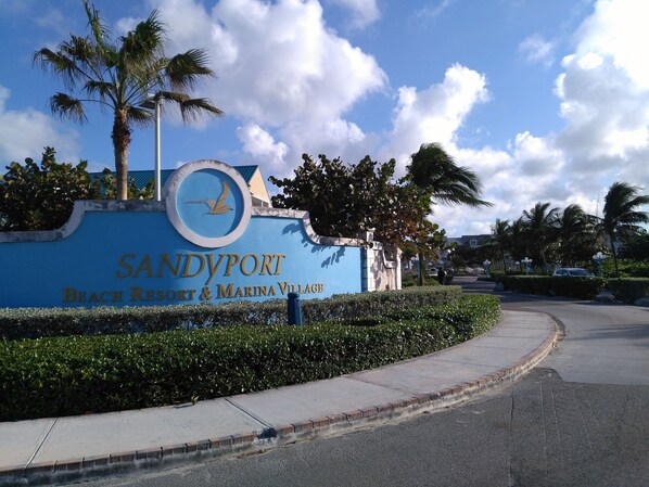 Un panneau indiquant l’emplacement du Sandypoint Beach Resort & Marina Village.