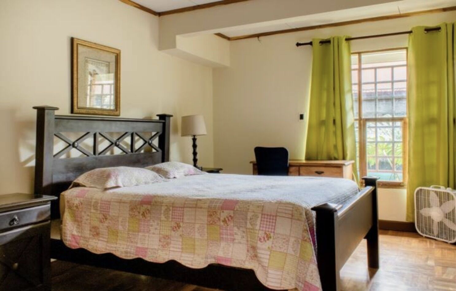 5 chambres, coffres-forts dans les chambres, bureau