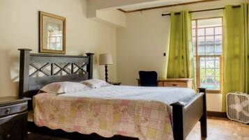 5 chambres, coffres-forts dans les chambres, bureau