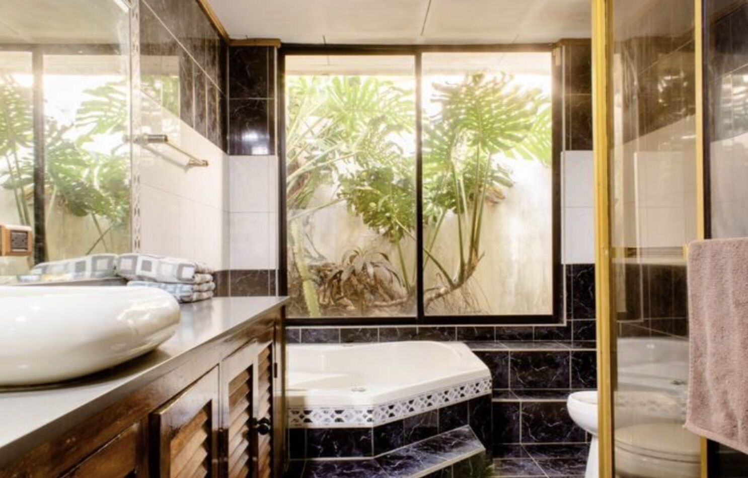 Sèche-cheveux, bidet, serviettes fournies, savon